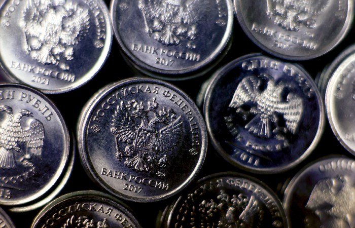 Рубль стабилен к доллару и юаню под влиянием разнонаправленных факторов