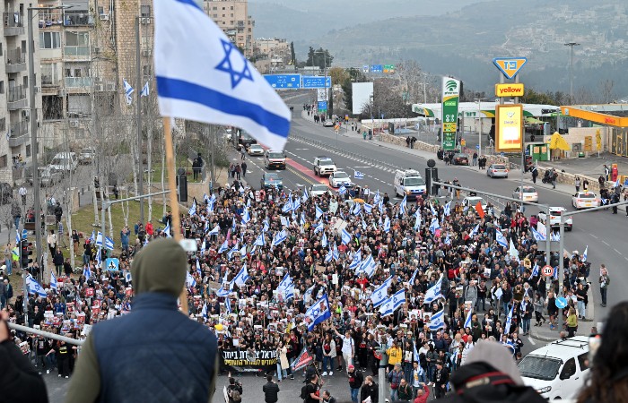 Тысячи людей в Израиле участвуют в демонстрации с призывом вернуть заложников