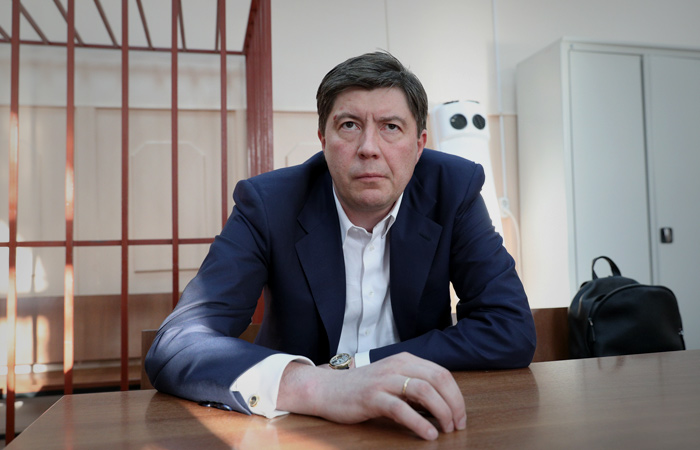 Суд в Москве приговорил экс-владельца банка "Югра" Хотина к девяти годам колонии