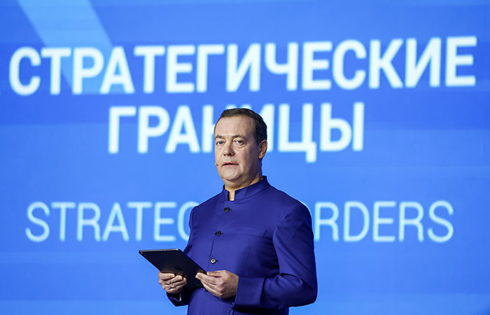 Медведев заявил, что присоединение новых регионов поддерживают все, признающие суверенитет РФ