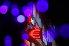 Евро опустился ниже 98 рублей впервые с 15 февраля