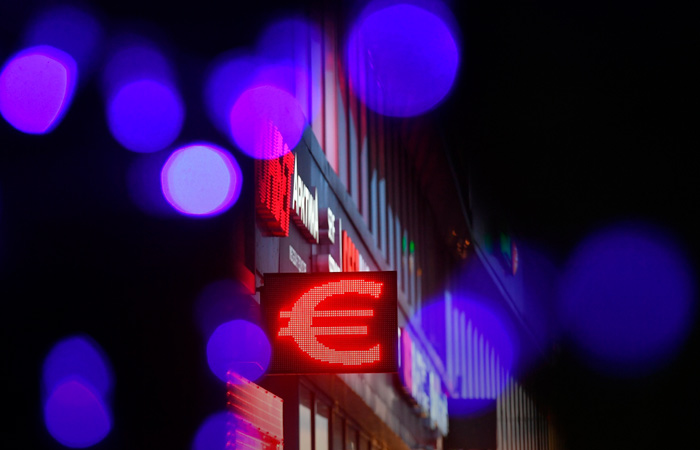 Евро опустился ниже 98 рублей впервые с 15 февраля