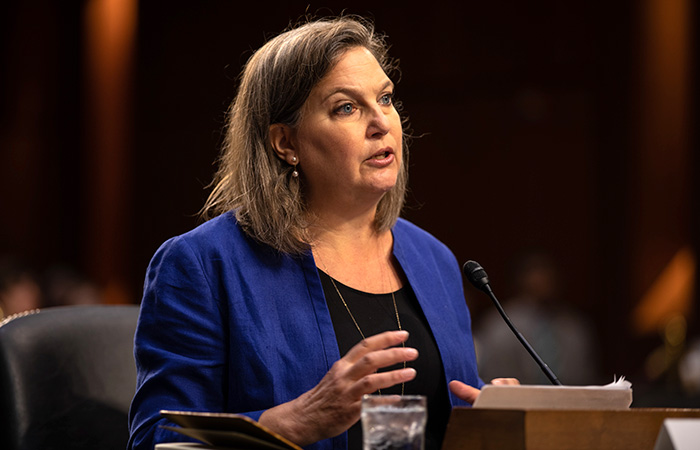 Песков назвал уходящую в отставку Нуланд талантливым дипломатом