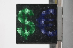 Рубль стабилен относительно доллара и юаня на старте торгов на Московской бирже