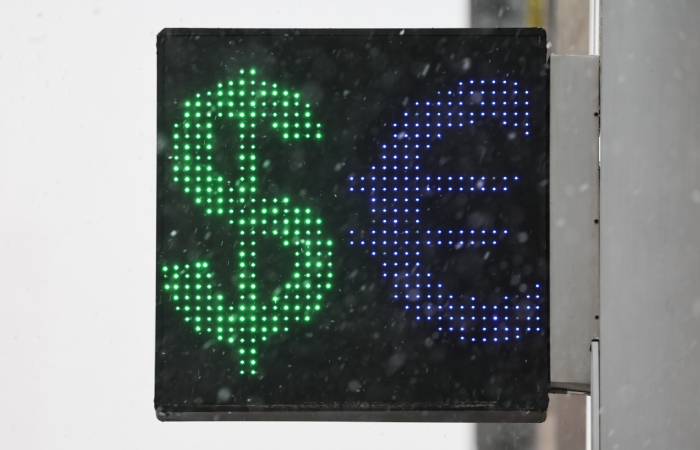 Рубль стабилен относительно доллара и юаня на старте торгов на Московской бирже