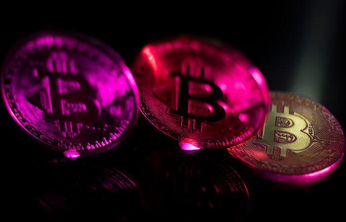 Биткойн опустился с исторических максимумов, подешевел на 2,7%
