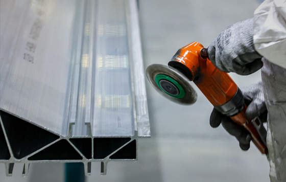 Минтруд предложил финансировать переезд работников на важные для экономики предприятия