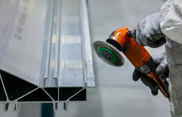 Минтруд предложил финансировать переезд работников на важные для экономики предприятия