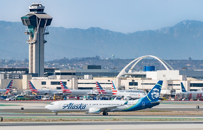 Boeing американской авиакомпании потерял в полете часть обшивки