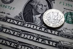 Доллар подешевел на "Мосбирже" почти на 40 копеек, евро - на 36,25 копейки