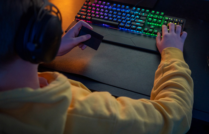 Банкам хотят запретить открывать счета детям 14-18 лет без согласия родителей