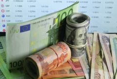 Рубль незначительно меняется к доллару и юаню на старте торгов