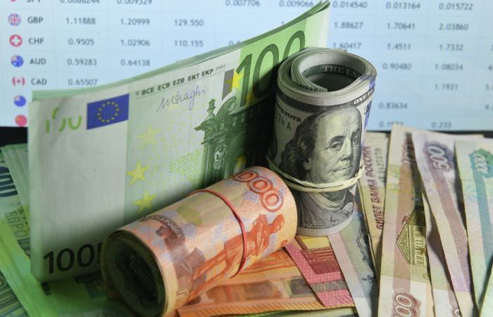 Рубль незначительно меняется к доллару и юаню на старте торгов