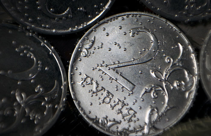 Рубль в понедельник не изменился к бивалютной корзине на нейтральном новостном фоне