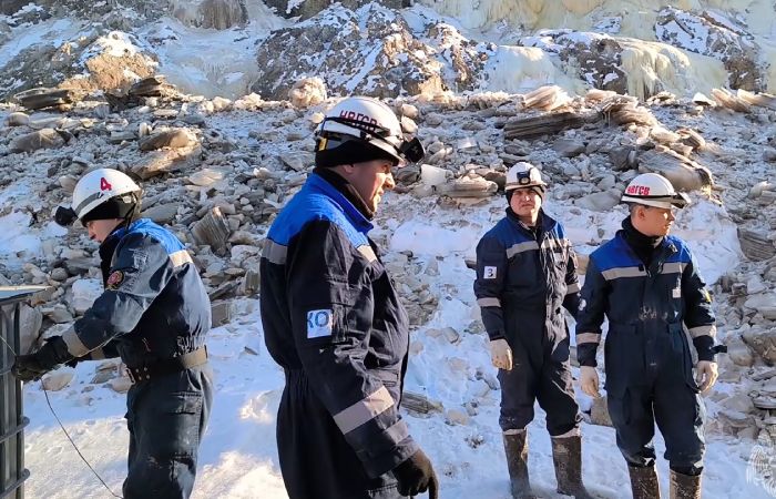 Большую часть пути прошла буровая установка на месте завала на руднике в Приамурье