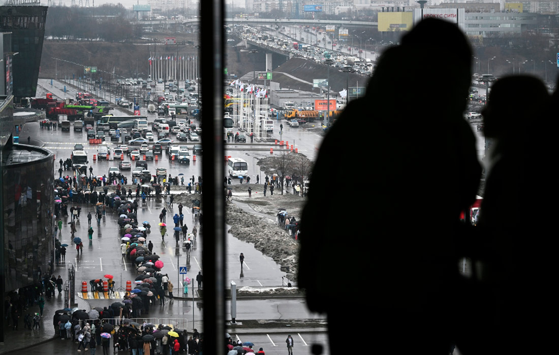Очередь к стихийному мемориалу в Красногорске