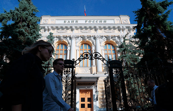 Прибыль банков РФ в феврале снизилась на 6% год к году, но была выше ожиданий