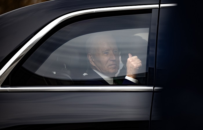 Байден с небольшим перевесом опережает Трампа по результату опроса