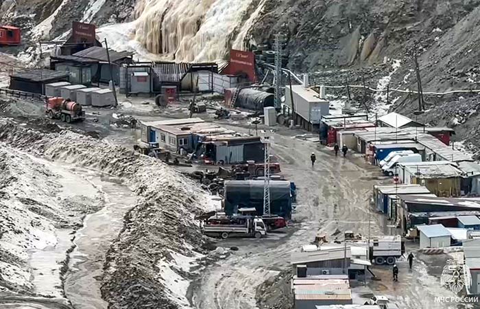 Семь скважин используют для разведки на месте обвала на руднике в Приамурье