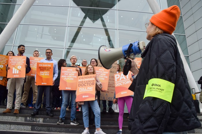 Британские врачи вышли на забастовку с требованием повысить зарплаты