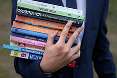 Путин поручил сократить домашние задания и контрольные работы для школьников