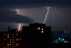 Дождь и гроза с порывистым ветром ожидаются местами в Москве во вторник