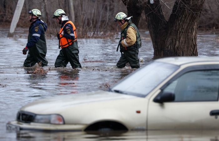Река Елшанка в Орске выходит из берегов, объявлена эвакуация прилегающих улиц