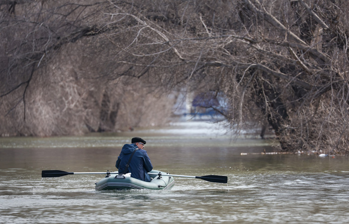 В Оренбургской области вода подошла к федеральной трассе "Урал"