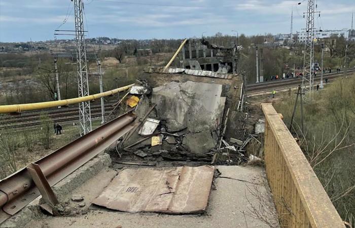 Медики доставили в Москву трех пострадавших при обрушении моста в Вязьме