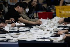 Оппозиция удерживает лидерство по итогам выборов в парламент Южной Кореи