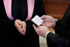 Памфилова вручила Путину удостоверение президента РФ