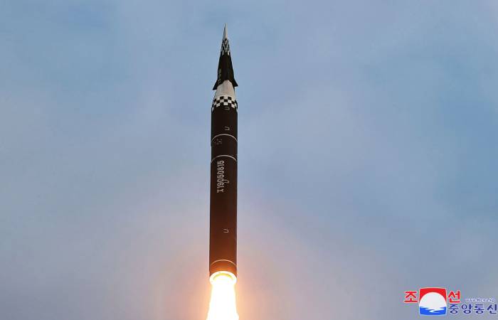 КНДР провела испытание новой зенитной ракеты и боеголовки стратегической ракеты