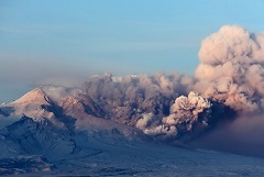Пепловый шлейф, поднятый ветром на вулкане Шивелуч, протянулся на 92 км