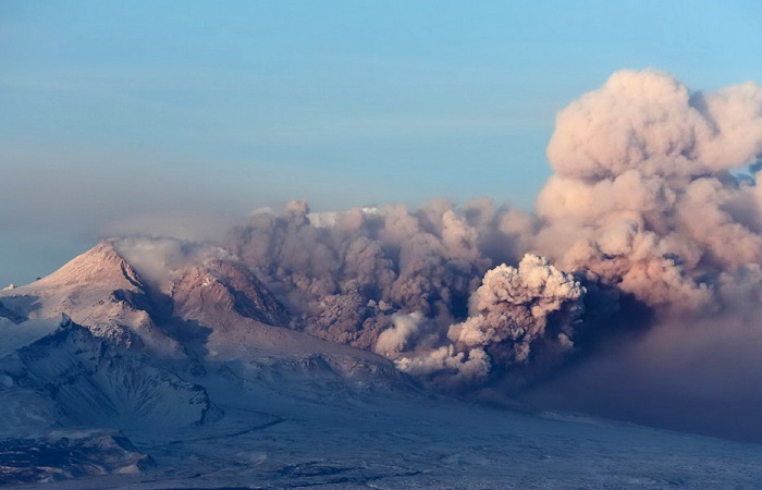 Пепловый шлейф, поднятый ветром на вулкане Шивелуч, протянулся на 92 км
