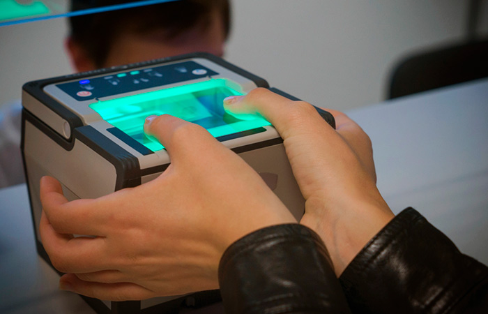 Минцифры предложило обязать иностранцев сдавать биометрию для покупки сим-карт