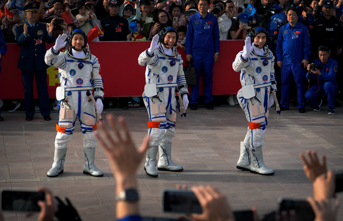 Пилотируемый корабль "Шэньчжоу-18" стартовал к орбитальной станции КНР