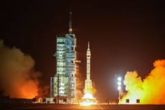 Пилотируемый корабль "Шэньчжоу-18" пристыковался к орбитальной станции КНР