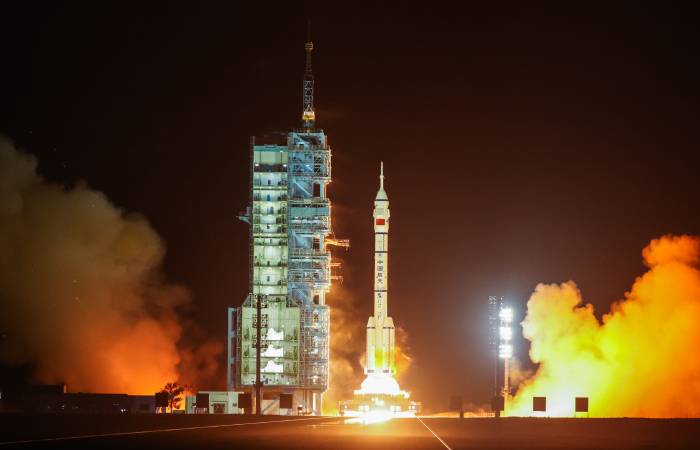 Пилотируемый корабль "Шэньчжоу-18" пристыковался к орбитальной станции КНР