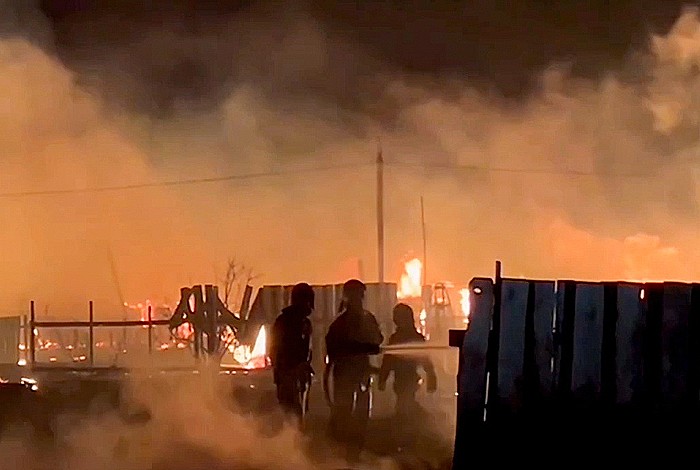 Двадцать домов и построек горят в Бурятии