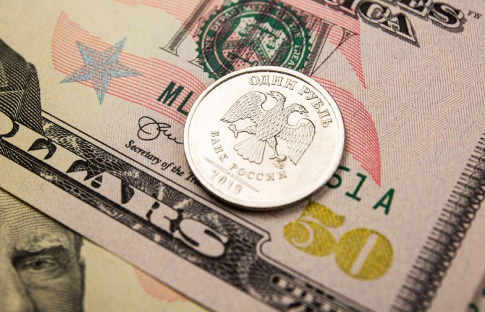 Изменения рубля в начале торгов в четверг незначительные благодаря стабилизации нефти