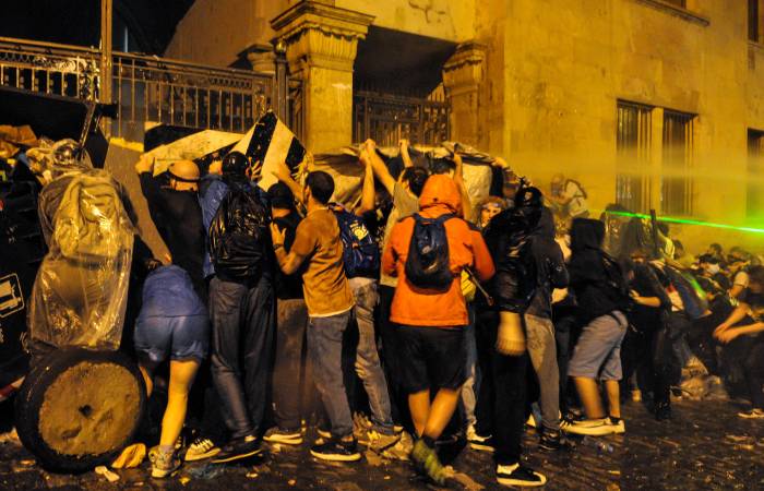 В Тбилиси протестующие забаррикадировали вход в здание парламента