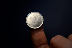 Рубль по итогам четверга немного сократил темпы роста к основным валютам