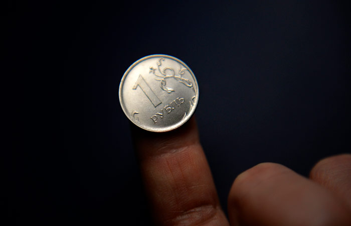 Рубль по итогам четверга немного сократил темпы роста к основным валютам