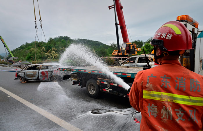 Число погибших при обрушении автомагистрали в Китае выросло почти до 50 человек