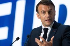 Макрон заявил о необходимости сохранять возможность переговоров с Россией