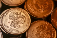 Рубль меняется незначительно к доллару и юаню утром под влиянием разнополярных факторов