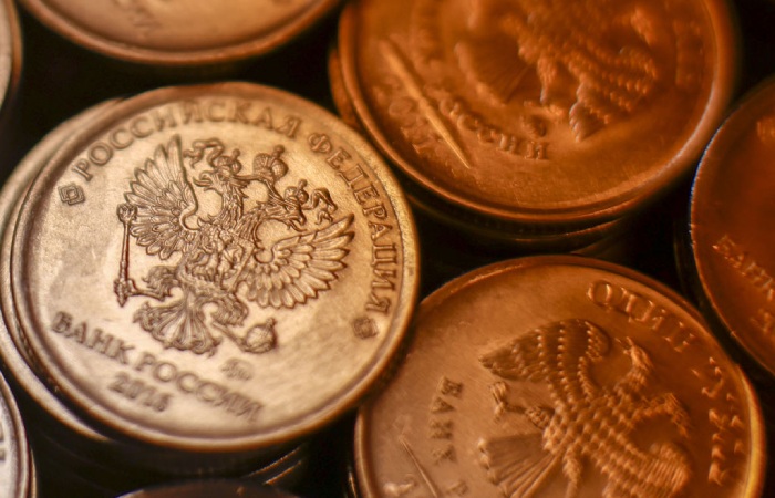 Рубль меняется незначительно к доллару и юаню утром под влиянием разнополярных факторов