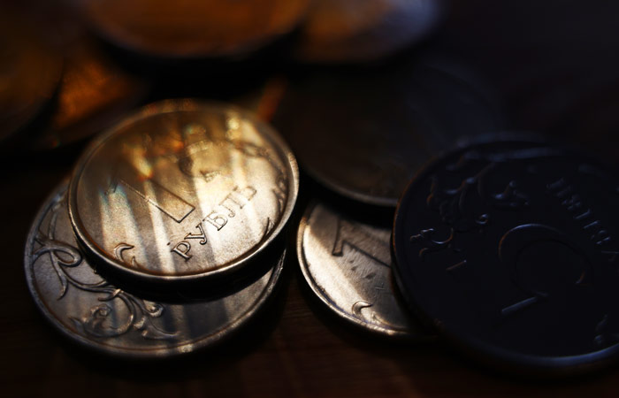 Рубль немного растет к основным валютам на "тонком" рынке перед долгими выходными