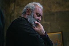 Представитель Армянской церкви потребовал на митинге в Ереване отставки Пашиняна