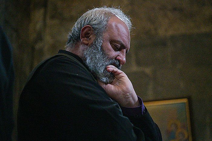 Представитель Армянской церкви потребовал на митинге в Ереване отставки Пашиняна